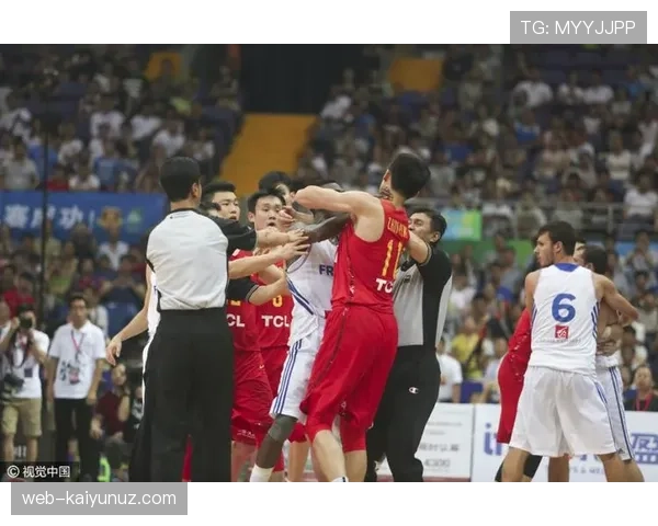 外物入场为何会导致比赛中断？规则如何判罚？