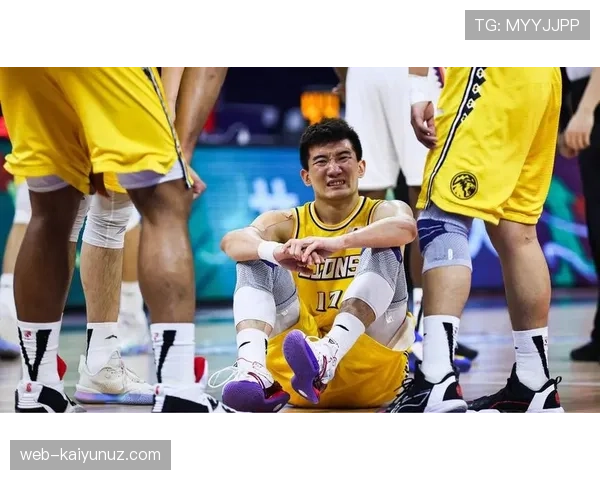 孙铭徽训练完直接拎两袋蛋白粉去接娃？