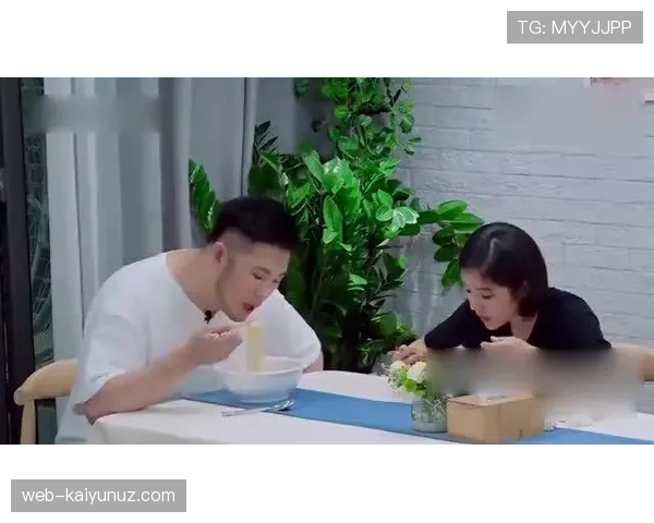 邢傲伟拿着一碗泡面站街角，手机上那信用额度把我工资都逼到角落里